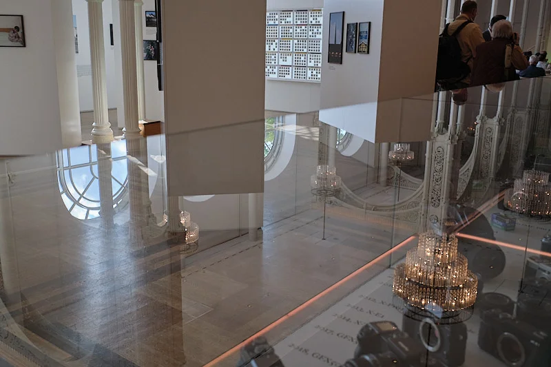 Blick über eine Glasvitrine auf die Ausstellung