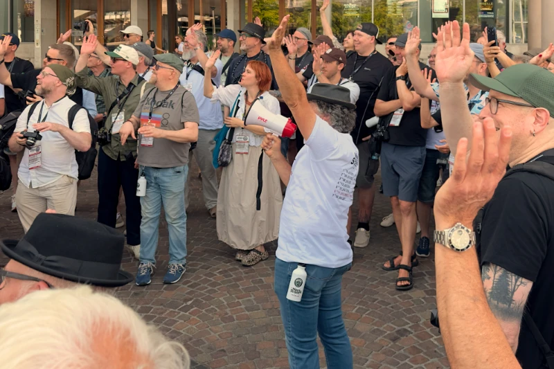 Eröffung des Meet & Streets, Menschen winken